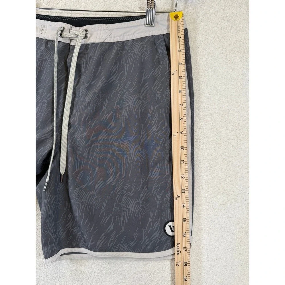 Vuori Cruise Boardshorts Mens Charcoal Grey Abstract Print Swim Trunks V314